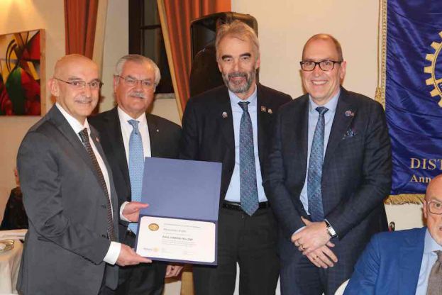 Il Rotary Club Salsomaggiore premia Massimo Fabi, direttore generale dell'azienda ospedaliero universitaria di Parma