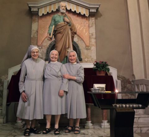 Nella chiesa di San Pietro il saluto riconoscente della comunità alle suore sacramentine