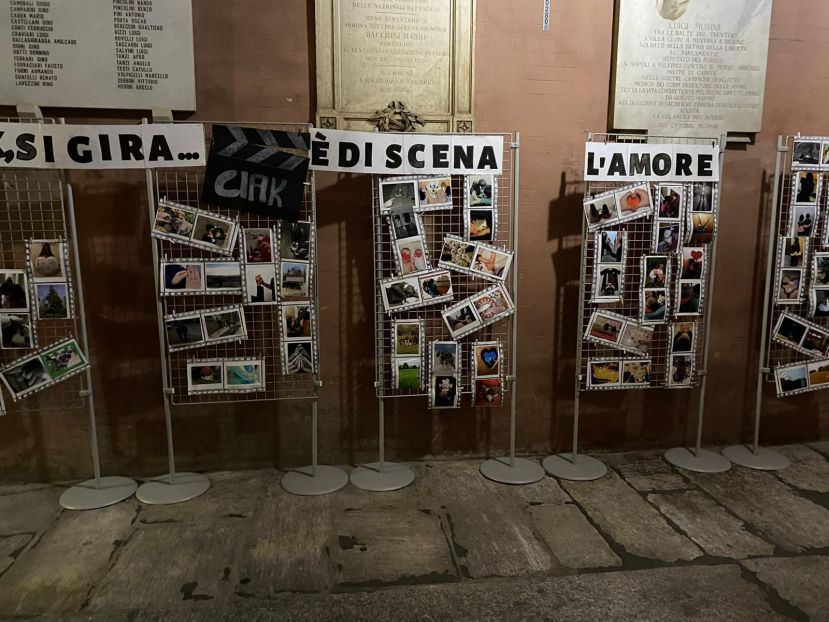 Nel cortile del Comune la mostra &quot;Ciak, si gira...è di scena l&#039;amore&quot;