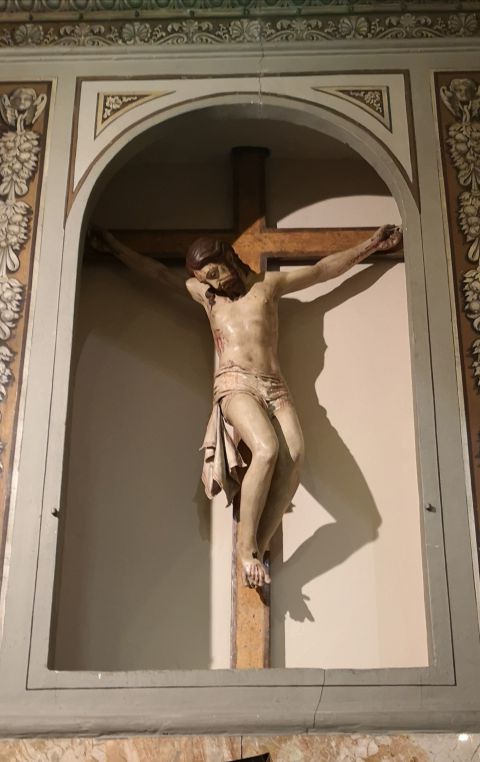 La benedizione del crocifisso nella chiesa di San Pietro apostolo, recentemente restaurato