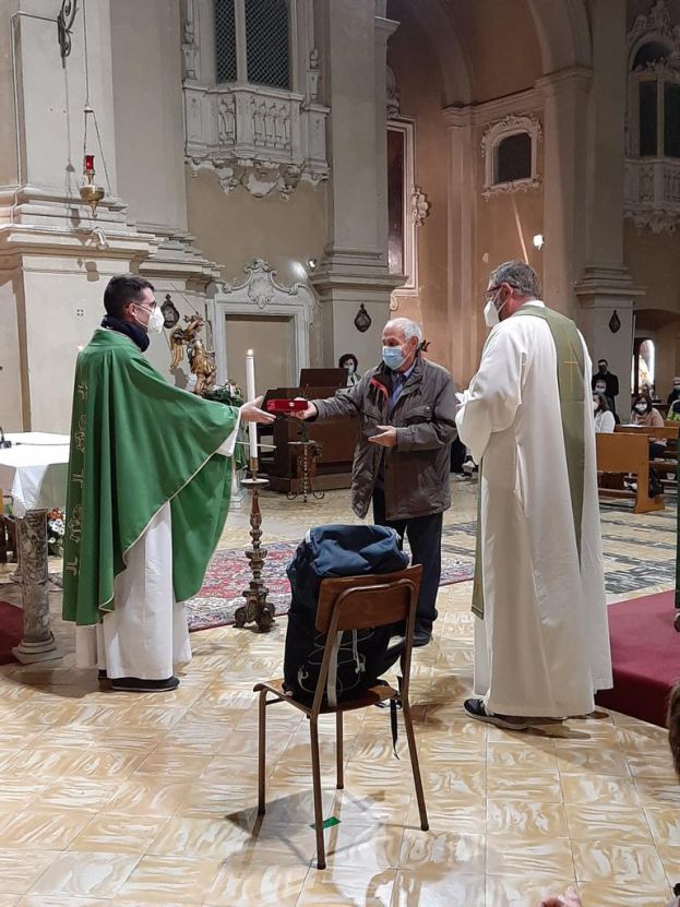 San Michele, il saluto commosso dei fedeli a don Francesco Villa
