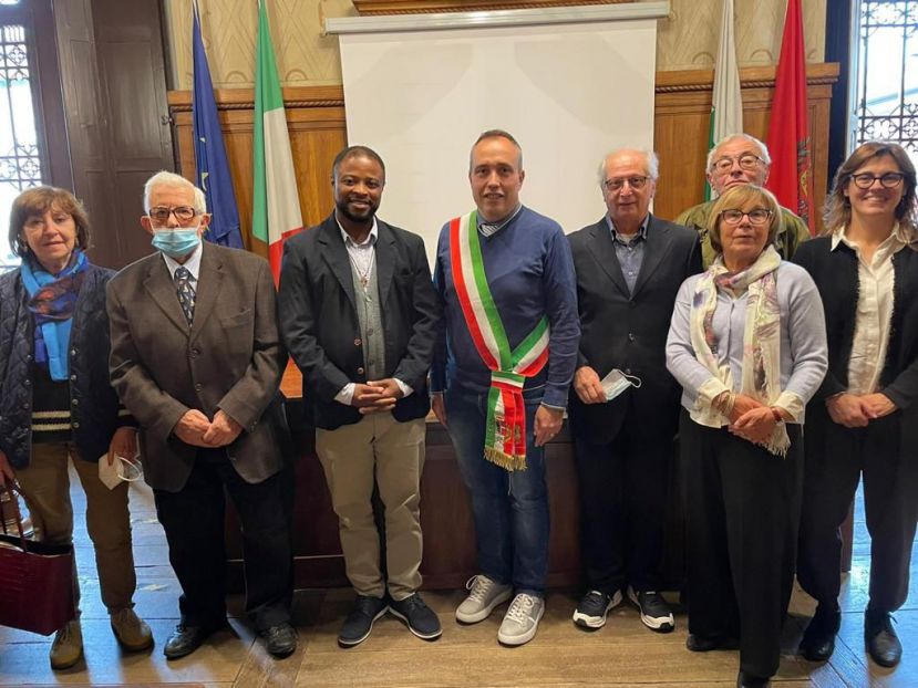 Don Benjamin Ayena ha ricevuto, dopo 18 anni di presenza nel nostro Paese, la cittadinanza italiana