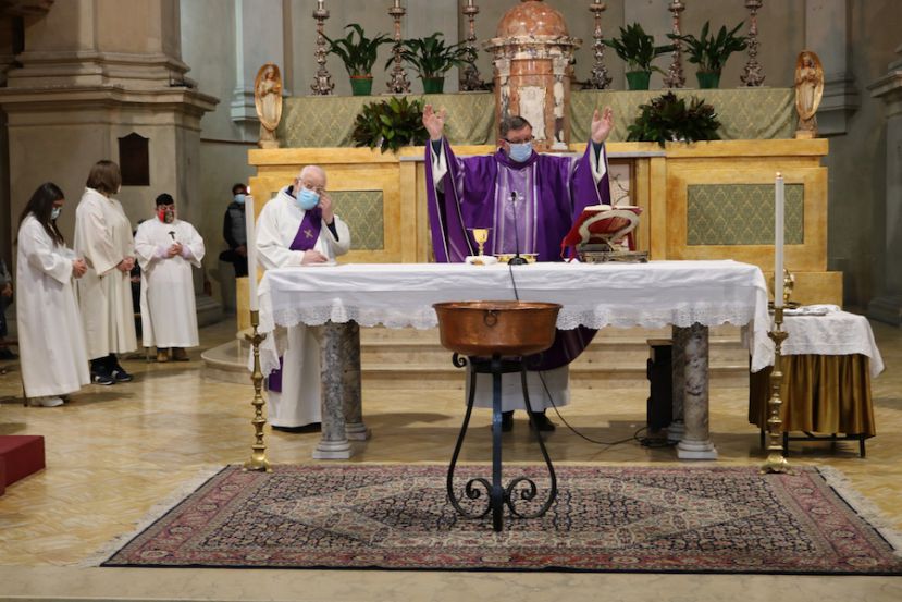S. Lazzaro, la s. Messa celebrata da don Marek: “Chi è senza peccato scagli per primo la pietra”